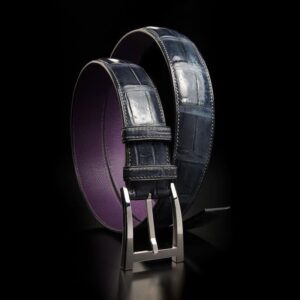 ceinture en crocodile marine patinée, intérieur violet et boucle Alpha 1