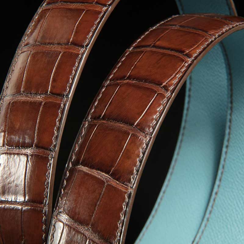 ceinture en crocodile marron mate, intérieur bleu et boucle Alpha 2