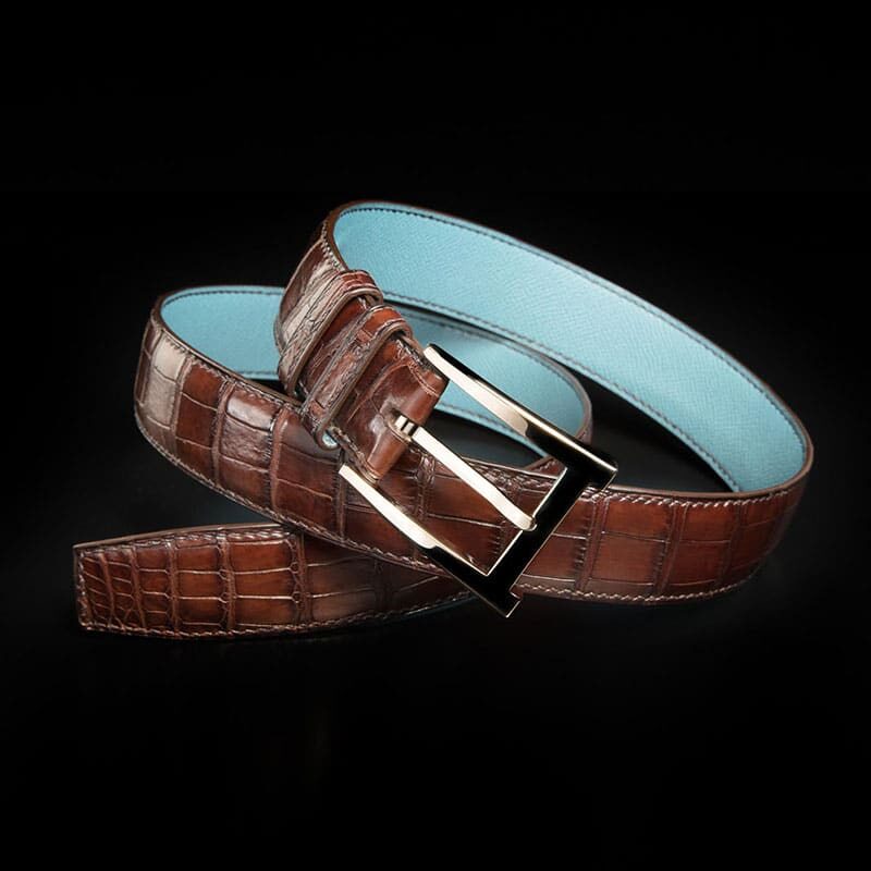 ceinture en crocodile marron mate, intérieur bleu et boucle Alpha 3