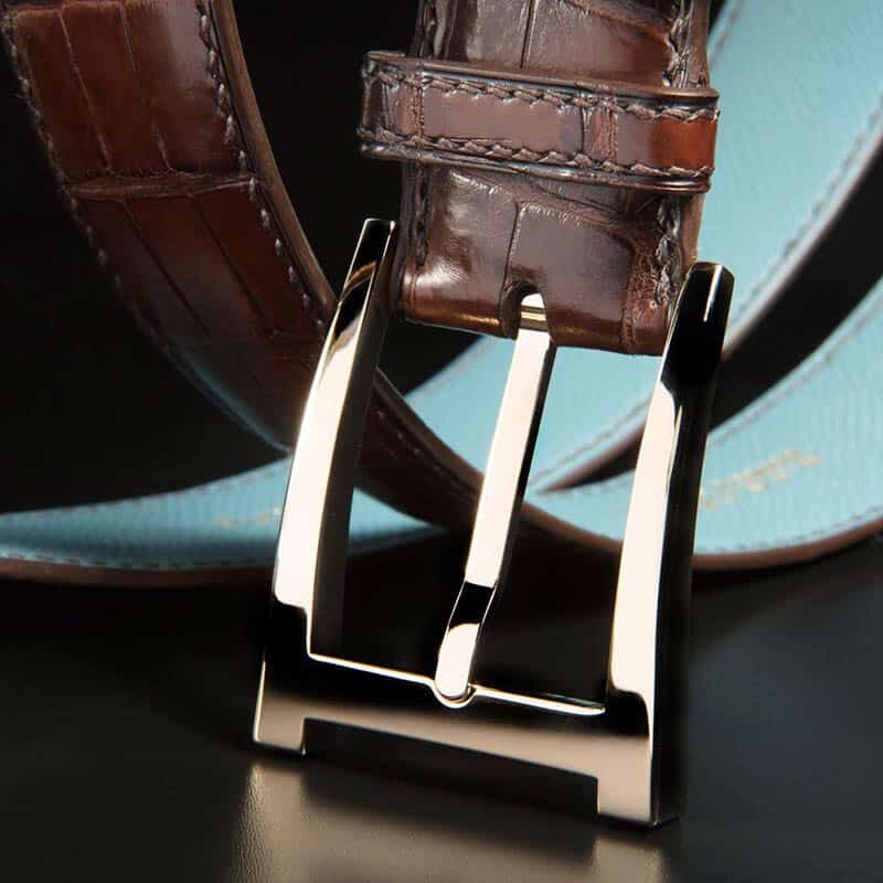 ceinture en crocodile marron mate, intérieur bleu et boucle Alpha 4
