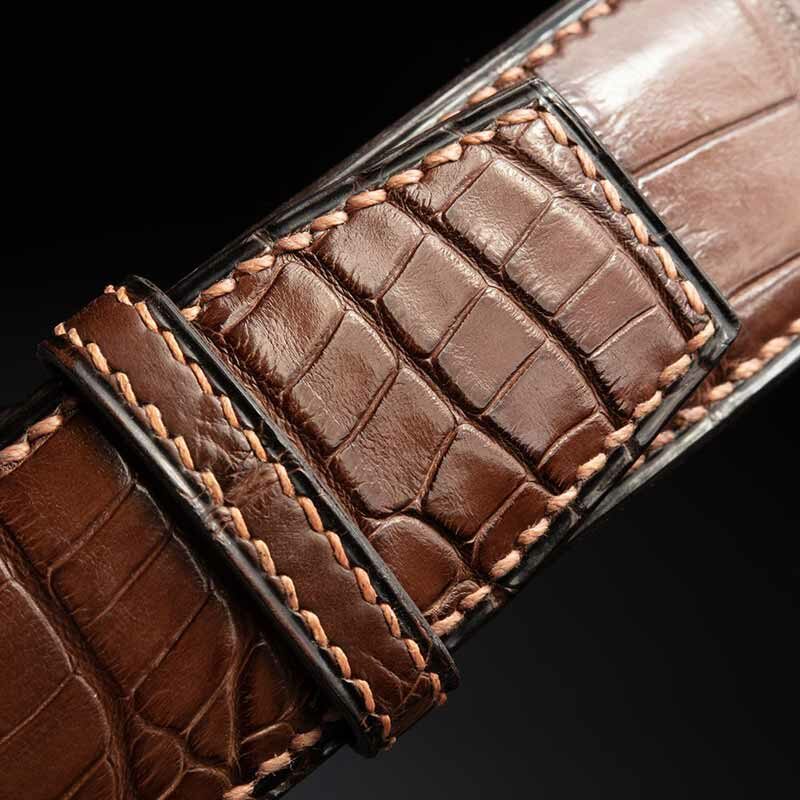 ceinture en crocodile marron mate, intérieur chocolat et boucle Alpha 4