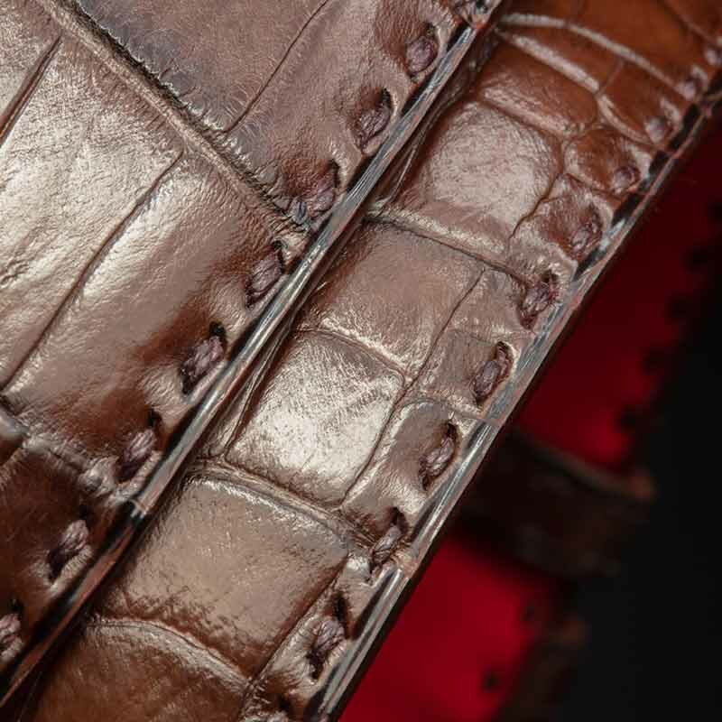 ceinture en crocodile marron mate, intérieur corail et boucle militaire 3