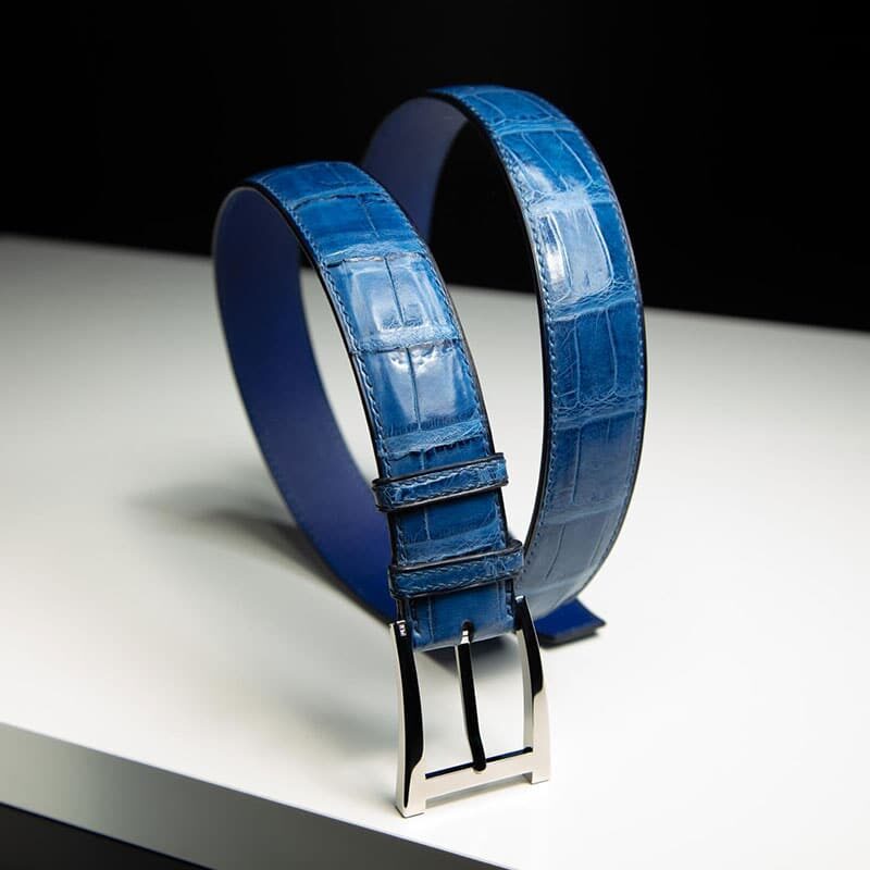 ceinture en crocodile Millenium bleu indigo, intérieu bleu et boucle Alpha 4