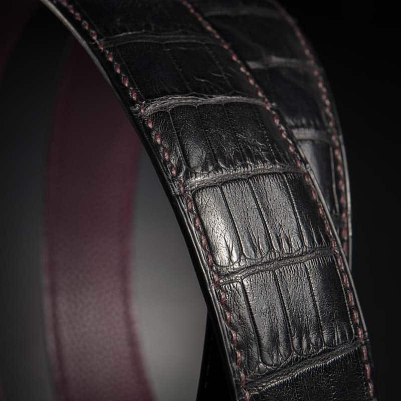 ceinture en crocodile noir mate, intérieur aubergine et boucle Alpha 4