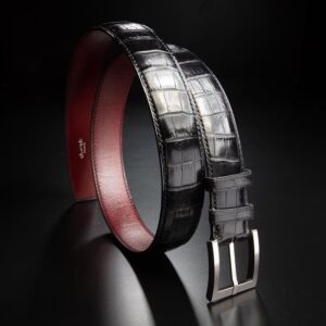 ceinture en crocodile noir mate, intérieur rouge et boucle Square 1