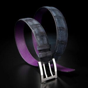 ceinture en crocodile noir nubuck, intérieur violet et boucle militaire 1