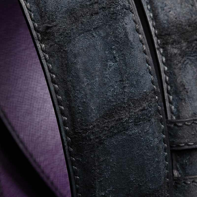 ceinture en crocodile noir nubuck, intérieur violet et boucle militaire 3