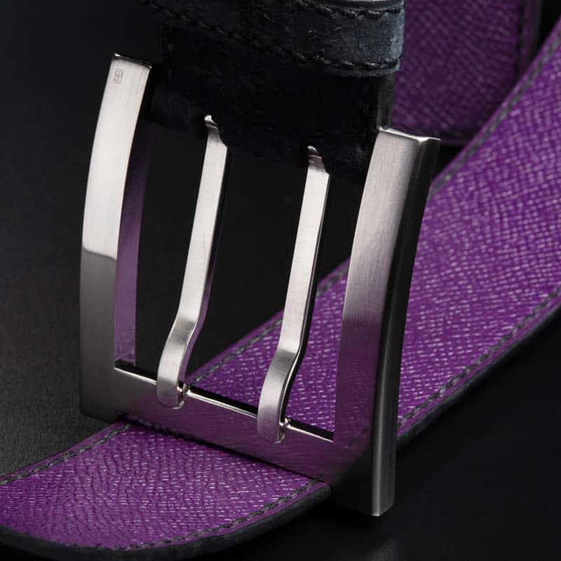 ceinture en crocodile noir nubuck, intérieur violet et boucle militaire 4