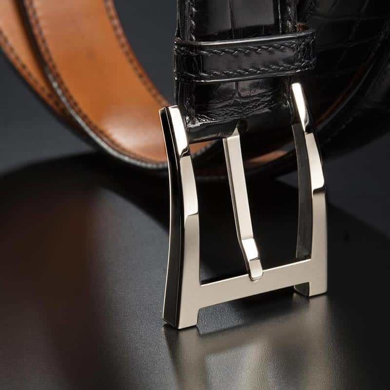 ceinture en crocodile noir satinée, intérieur gold et boucle Alpha 3
