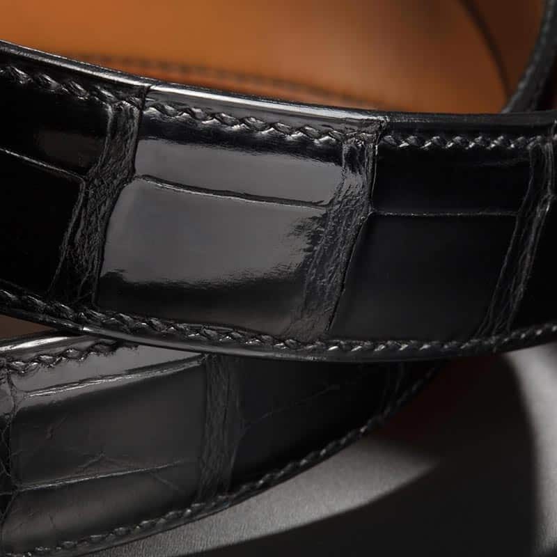ceinture en crocodile noir satinée, intérieur gold et boucle Alpha 4