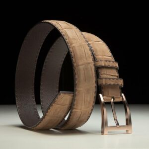 ceinture en crocodile nubuck sable, intérieur chocolat et boucle Alpha 1