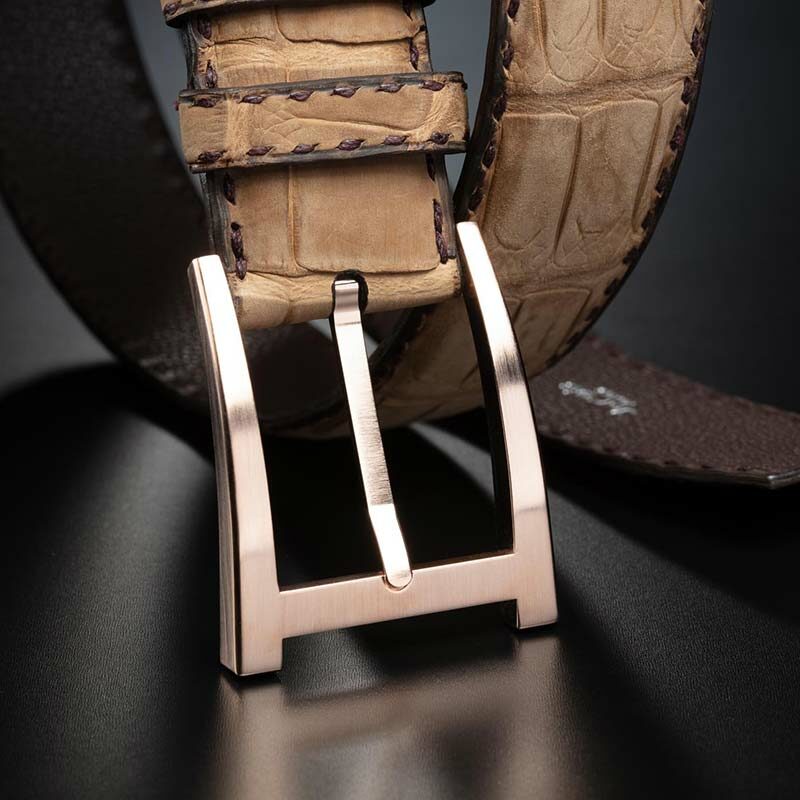 ceinture en crocodile nubuck sable, intérieur chocolat et boucle Alpha