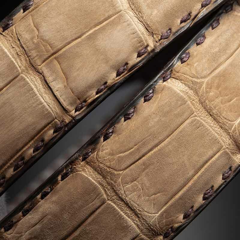 ceinture en crocodile nubuck sable, intérieur chocolat et boucle Alpha 4