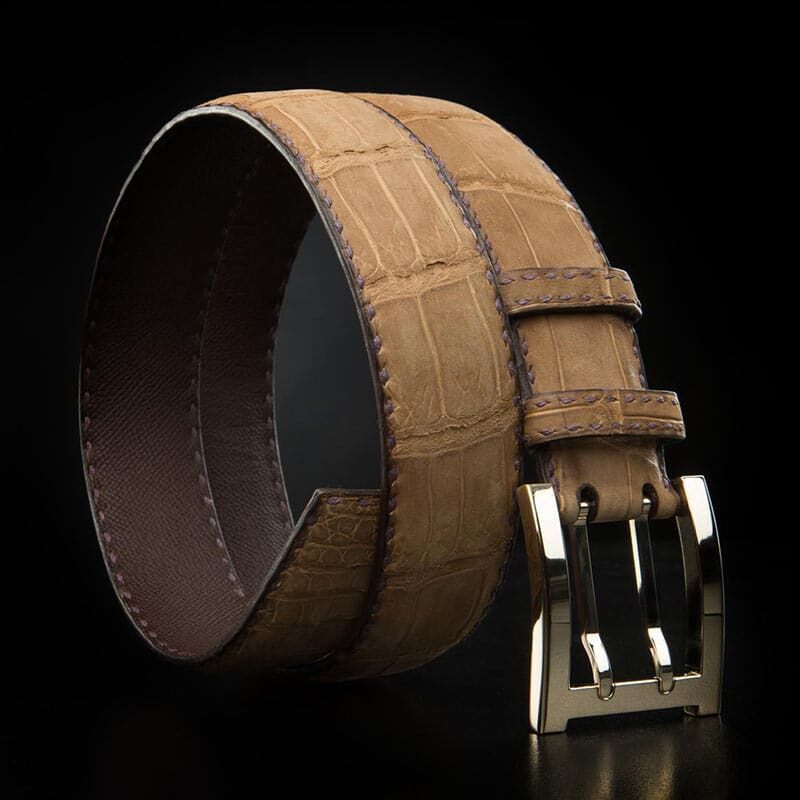 ceinture en crocodile nubuck sable, intérieur chocolat et boucle militaire 1