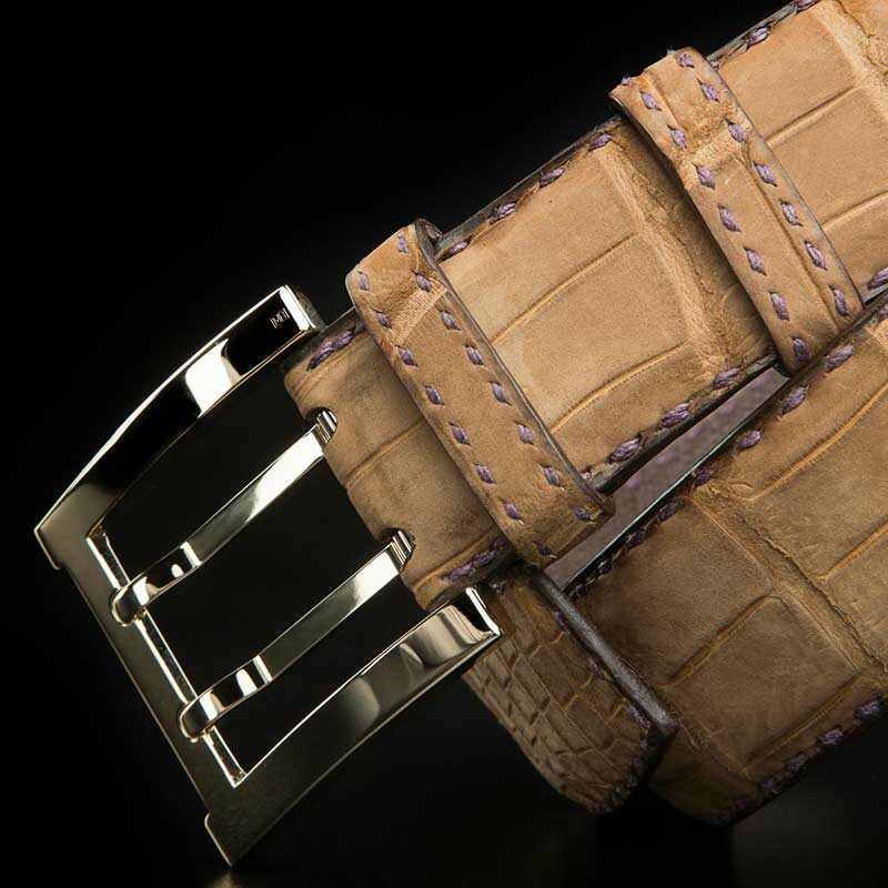 ceinture en crocodile nubuck sable, intérieur chocolat et boucle militaire 2