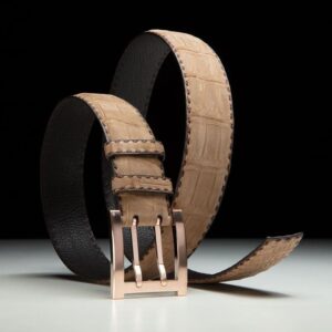 ceinture en crocodile nubuck sable, intérieur chocolat et boucle militaire 1