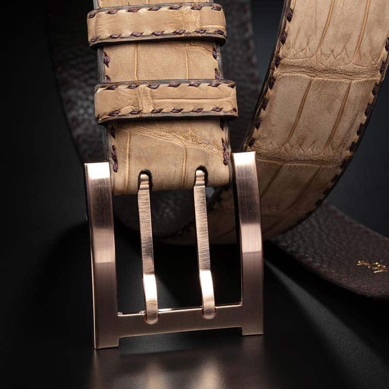 ceinture en crocodile nubuck sable, intérieur chocolat et boucle militaire 3