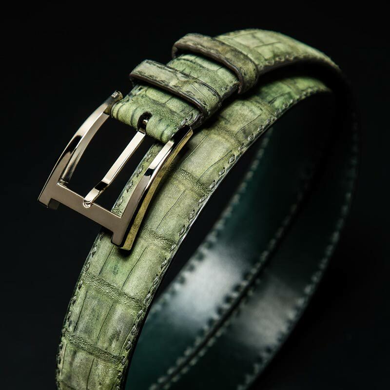 ceinture en crocodile nubuck vert, intérieur vert foncé et boucle Alpha 3