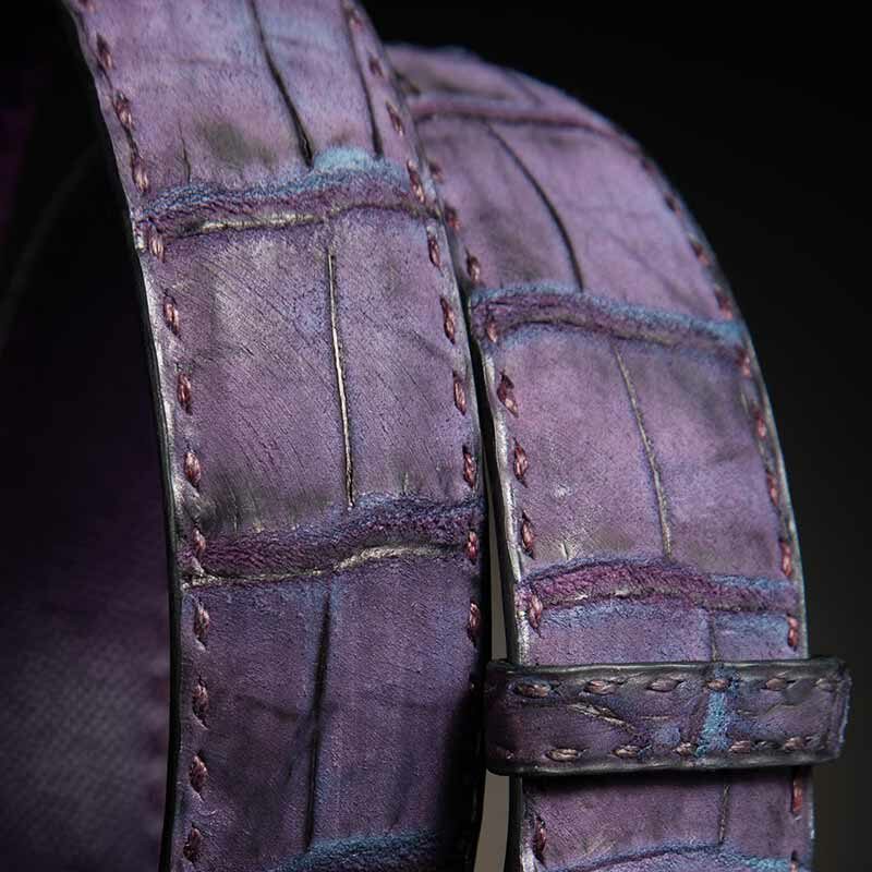 ceinture en crocodile nubuck violine, intérieur violet et boucle Alpha 3