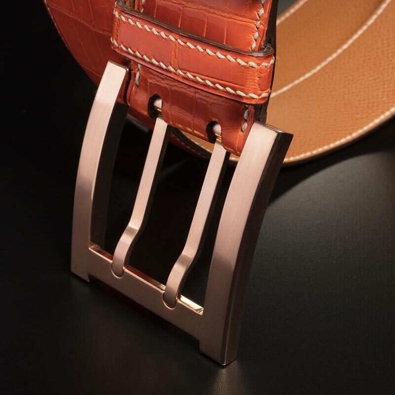 ceinture en crocodile orange brillant, intérieur gold et boucle militaire 3