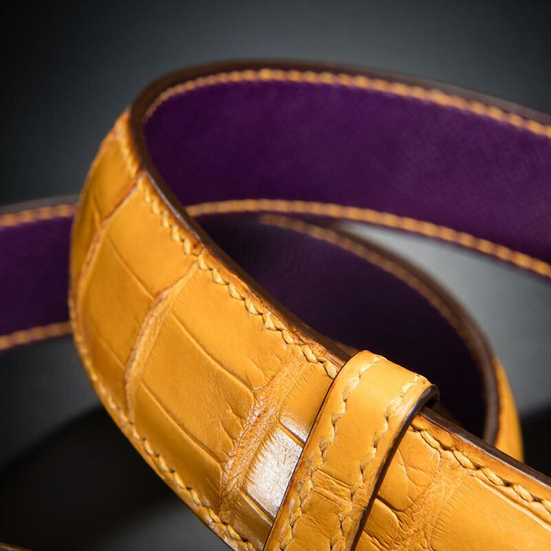 ceinture en crocodile patinée canari brillant, intérieur violet et boucle Square 2