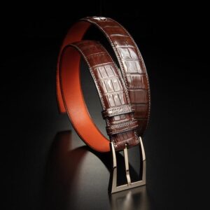 ceinture en crocodile patinée chocolat, intérieur orange et boucle Delta 1