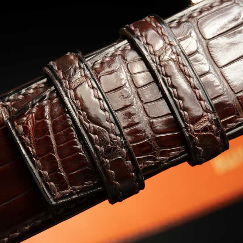 ceinture en crocodile patinée chocolat, intérieur orange et boucle Delta 4