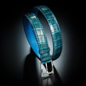 ceinture en crocodile patinée gris-bleu dur satinée, intérieur indigo et boucle Alpha 1