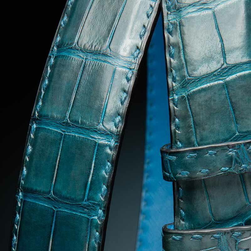 ceinture en crocodile patinée gris-bleu dur satinée, intérieur indigo et boucle Alpha 3
