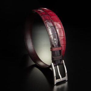 ceinture en crocodile prune patinée, intérieur bordeaux et boucle Alpha 1