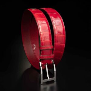 ceinture en crocodile rouge mat patinée, intérieur rouge et boucle Alpha 1