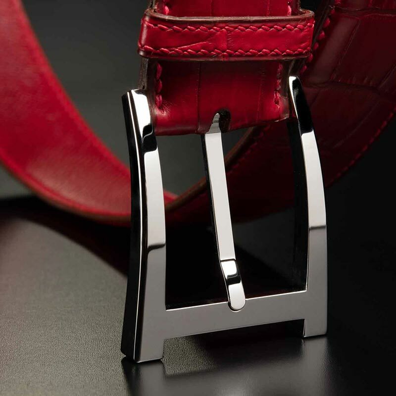 ceinture en crocodile rouge mat patinée, intérieur rouge et boucle Alpha 3