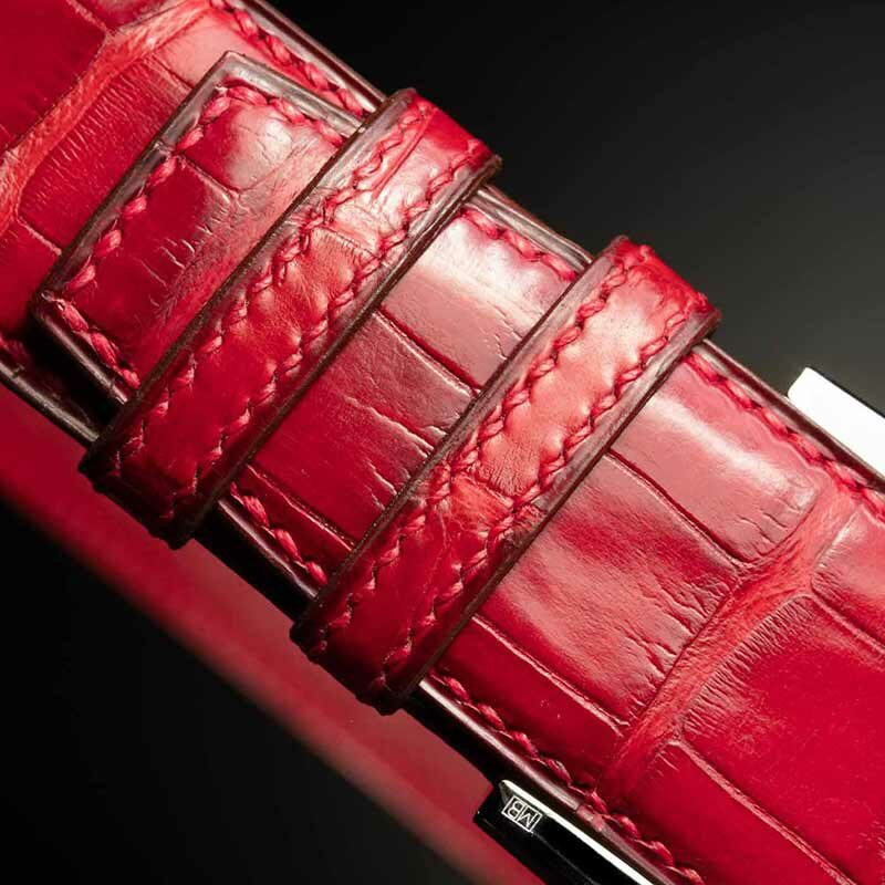 ceinture en crocodile rouge mat patinée, intérieur rouge et boucle Alpha 4