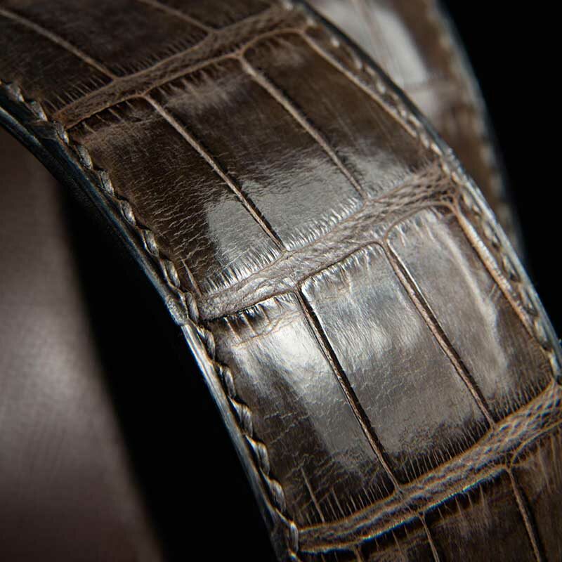 ceinture en crocodile taupe mate patinée, intérieur chocolat et boucle Art-déco 4