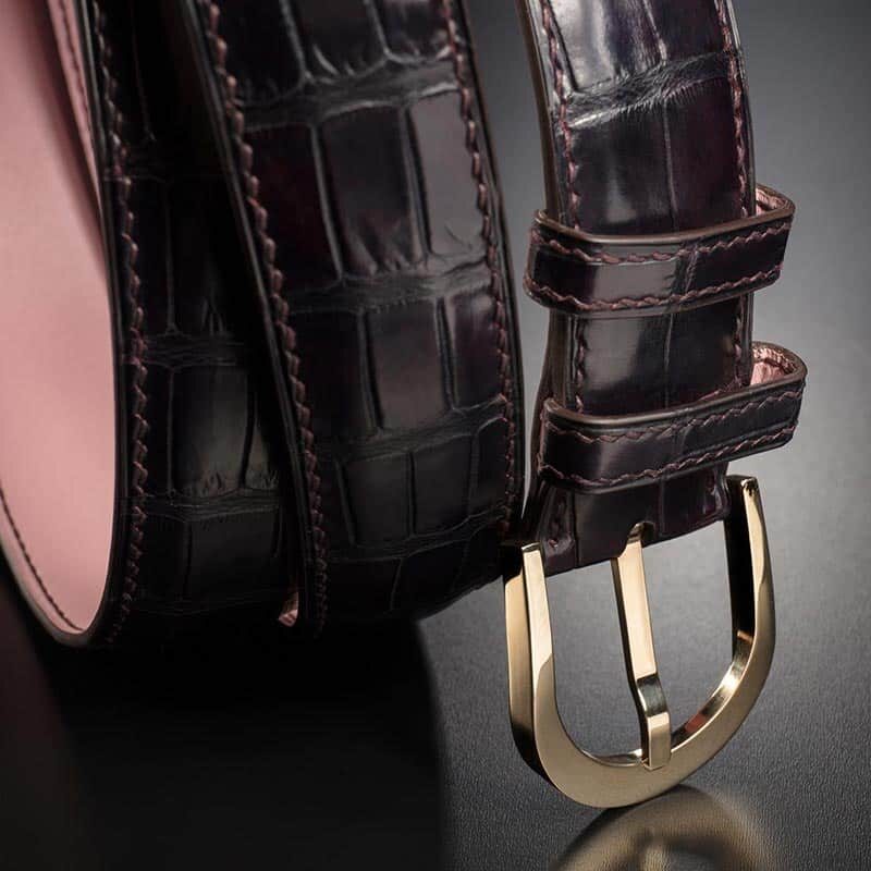 ceinture en crocodile violine satinée, intérieur rose et boucle Omega 3