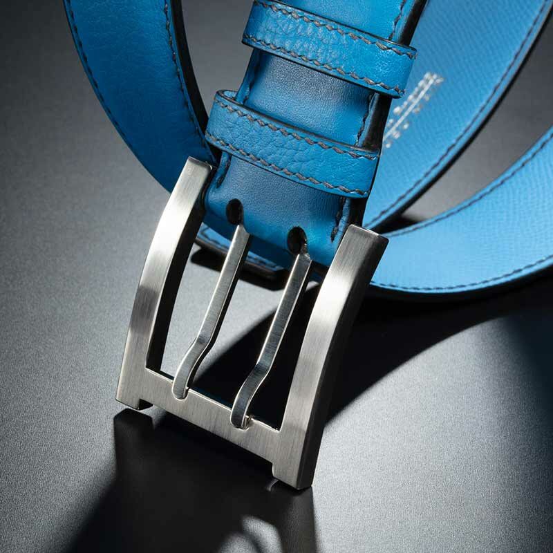 ceinture en veau grainé bleu ciel, intérieur bleu et boucle militaire 3