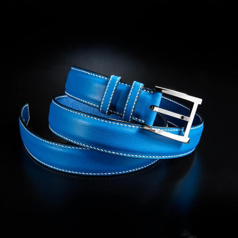 ceinture en veau grainé bleu ciel, intérieur bleu vif et boucle Alpha 2