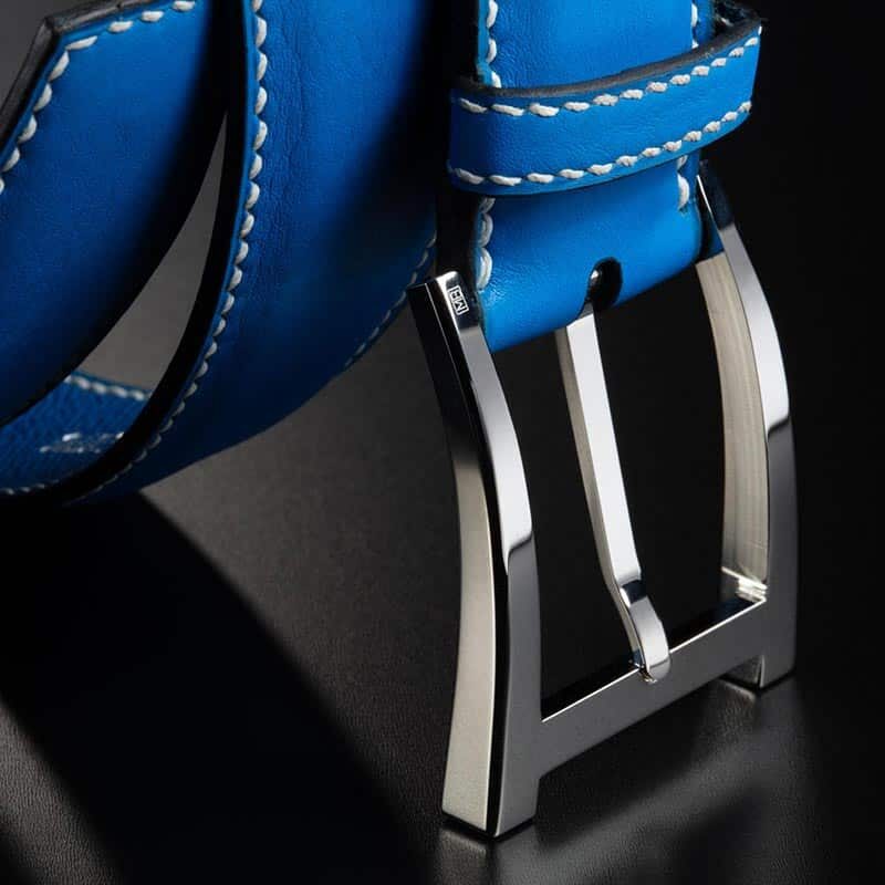 ceinture en veau grainé bleu ciel, intérieur bleu vif et boucle Alpha 4