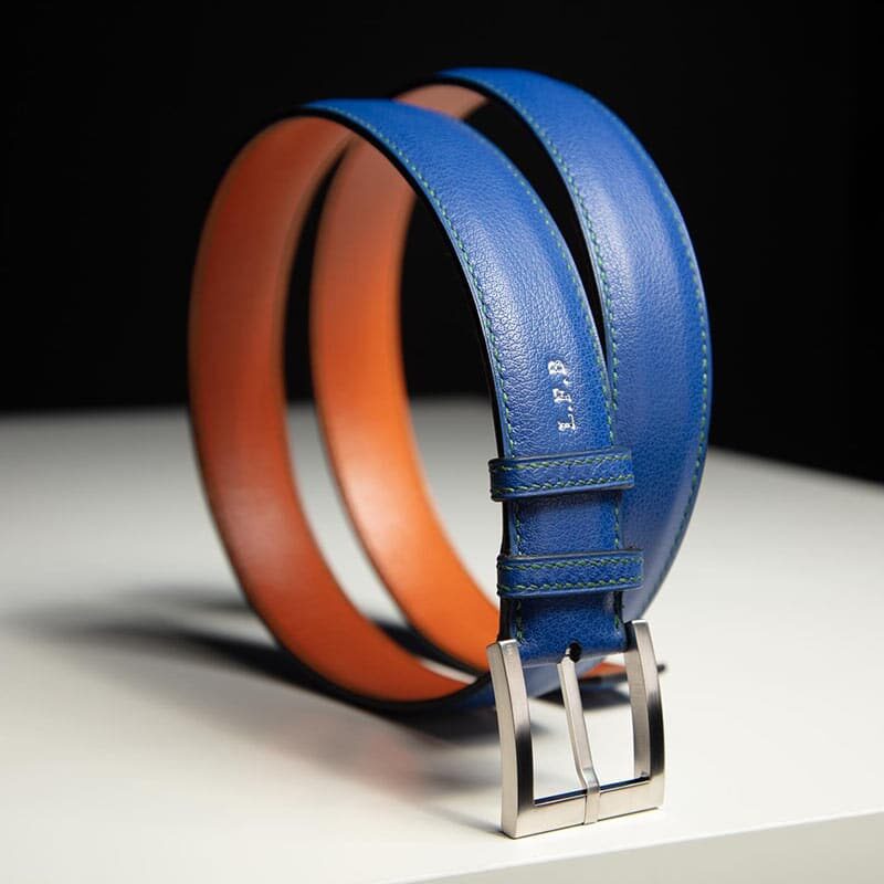 ceinture en veau grainé bleu, intérieur indigo, intérieur orange et boucle Square 4
