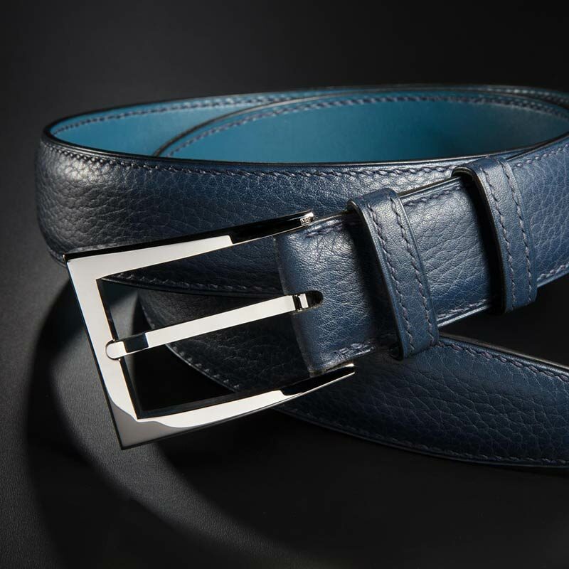 ceinture en veau grainé bleu marine clair, intérieur pétrole et boucle Delta 2