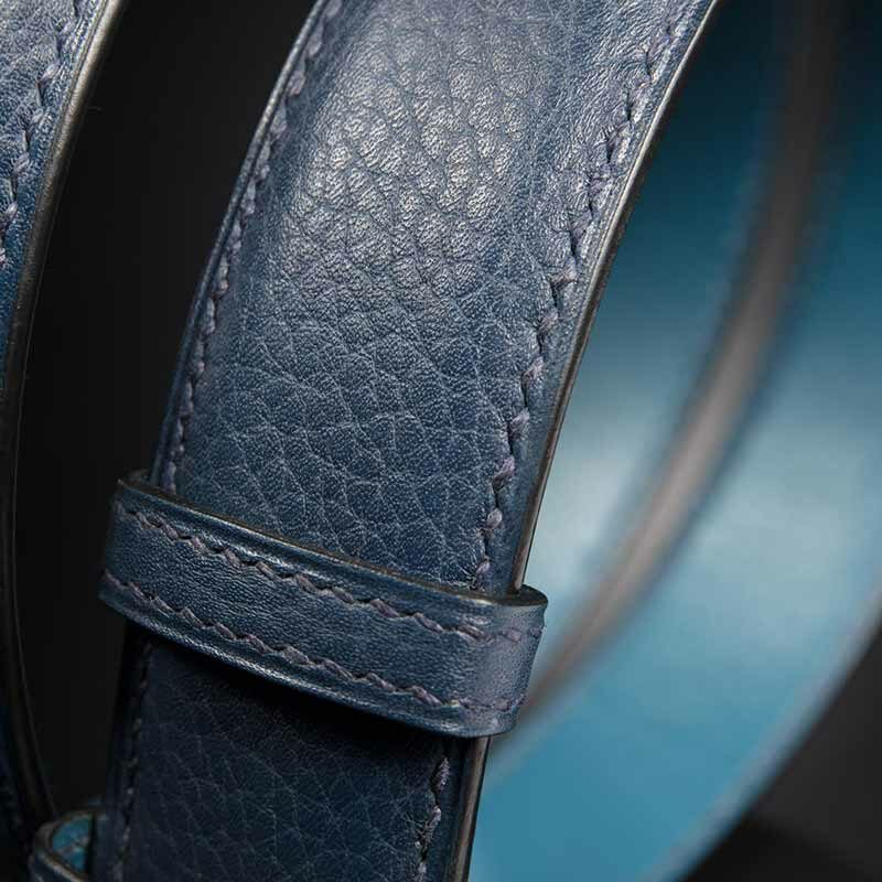 ceinture en veau grainé bleu marine clair, intérieur pétrole et boucle Delta 4