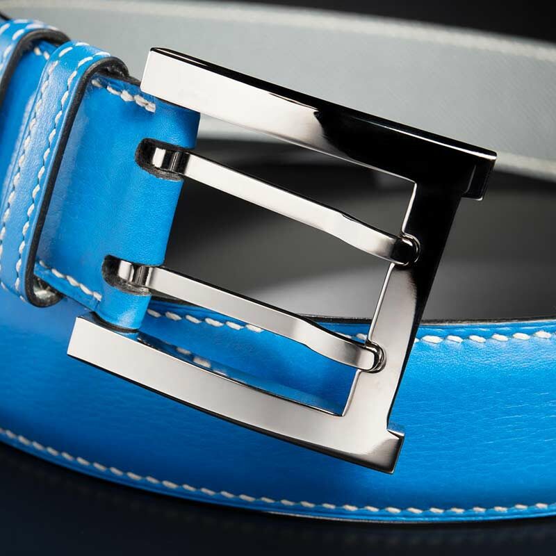 ceinture en veau grainé ciel, intérieur gris clair et boucle militaire 4
