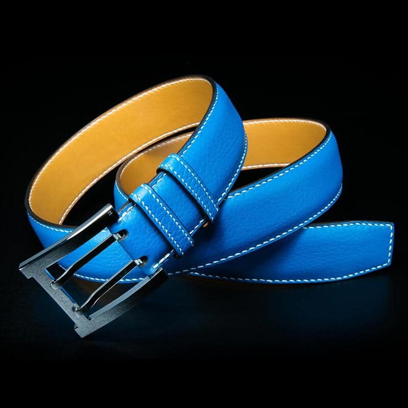 ceinture en veau grainé indigo, intérieur jaune et boucle militaire 2
