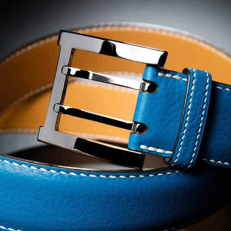 ceinture en veau grainé indigo, intérieur jaune et boucle militaire 4