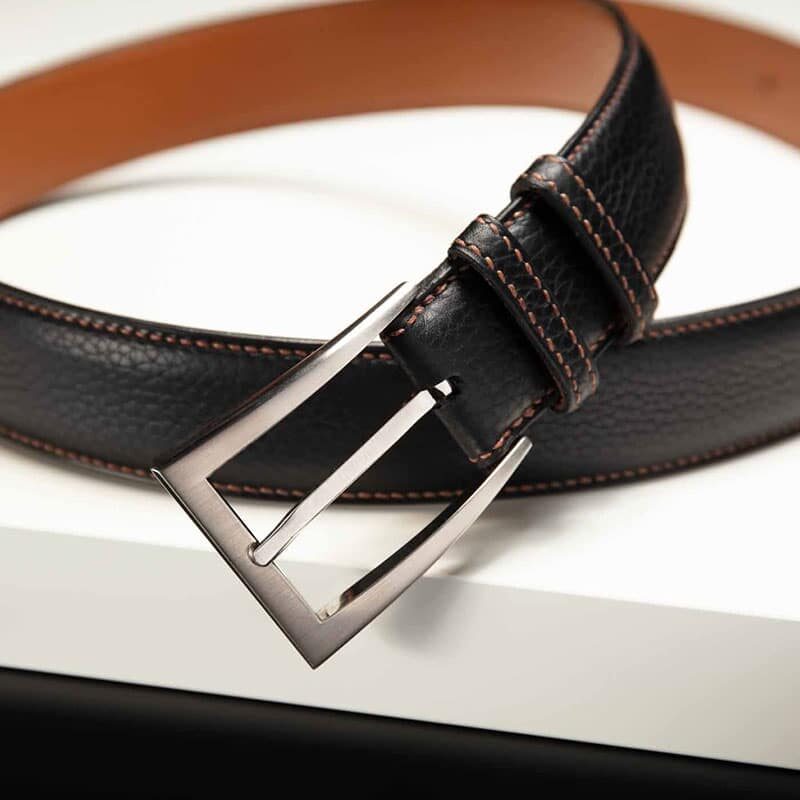 ceinture en veau grainé noir, intérieur gold et boucle Delta 4