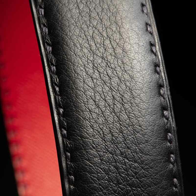 ceinture en veau frainé noir, intérieur rouge et boucle Alpha 3