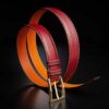 ceinture en veau grainé rouge patinée, intérieur orange et boucle Delta 1