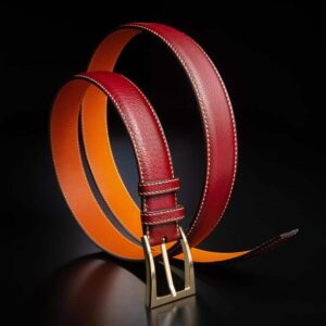 ceinture en veau grainé rouge patinée, intérieur orange et boucle Delta 1