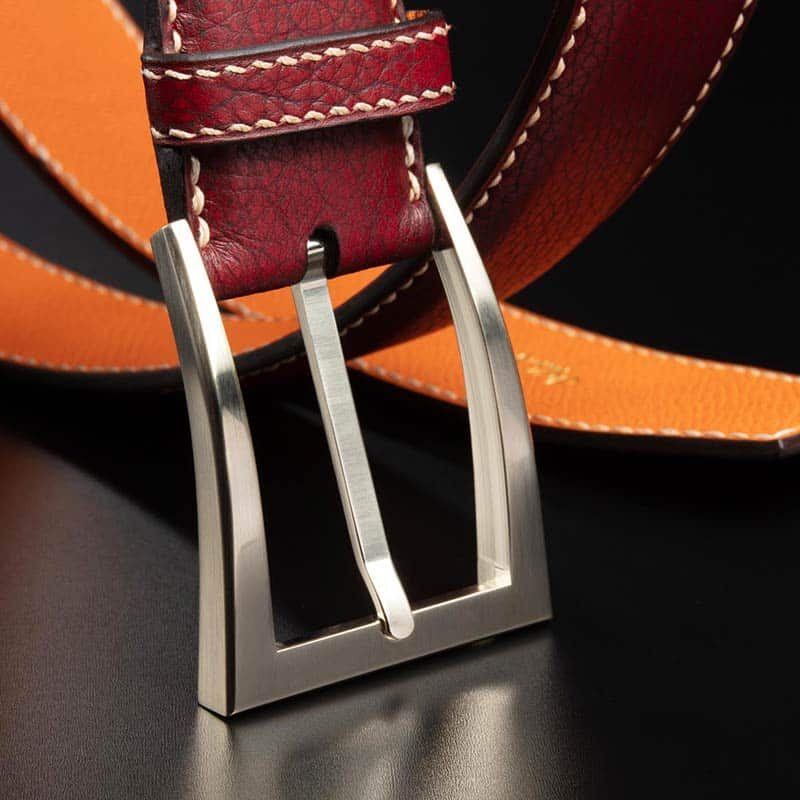 ceinture en veau grainé rouge patinée, intérieur orange et boucle Delta 2