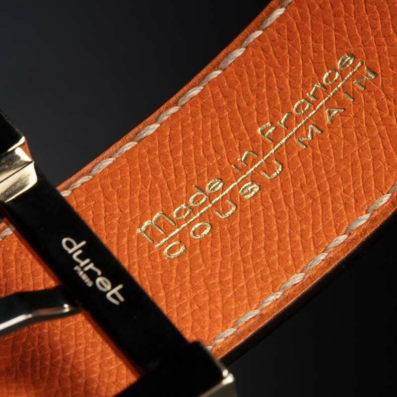 ceinture en veau grainé rouge patinée, intérieur orange et boucle Delta 4